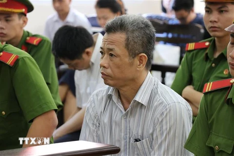 Bị cáo Nguyễn Hồng Khanh, nguyên Bí thư Thị xã Bến Cát tại phiên xét xử. (Ảnh: Nguyễn Văn Việt/TTXVN)