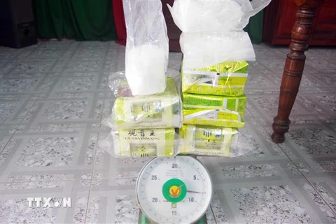 Lực lượng Biên phòng tỉnh Thừa Thiên-Huế tiếp nhận những gói ma túy đá từ người dân. (Ảnh: TTXVN)
