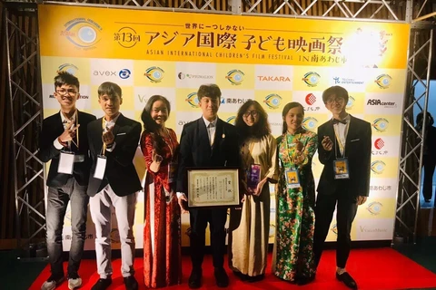 Đoàn học sinh Hà Nội nhận giải Phim xuất sắc tại Lễ trao giải. (Ảnh: TTXVN phát)