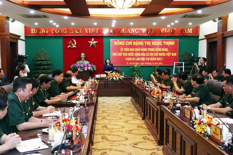 Phó Chủ tịch Nước Đặng Thị Ngọc Thịnh với các cán bộ lãnh đạo Bộ Tư lệnh Quân khu 7. (Ảnh: Xuân Khu/TTXVN)