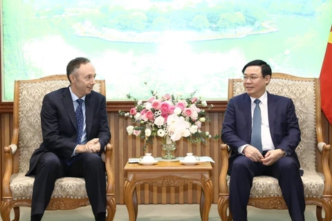 Phó Thủ tướng Chính phủ Vương Đình Huệ tiếp Phó Chủ tịch Tập đoàn Nike. (Ảnh: Văn Điệp/TTXVN)
