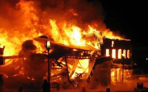 Lâm Đồng: Cháy nhà trong hẻm sâu, chủ nhà bị thương