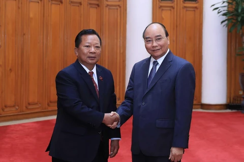 Thủ tướng Nguyễn Xuân Phúc và đồng chí Chansamone Chanyalath, Ủy viên Bộ Chính trị, Bộ trưởng Bộ Quốc phòng Lào. (Ảnh: Thống Nhất/TTXVN)