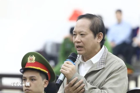 Bị cáo Trương Minh Tuấn (sinh năm 1960, cựu Bộ trưởng Bộ Thông tin và Truyền thông) tự bào chữa tại phiên tòa. (Ảnh: Văn Điệp/ TTXVN)