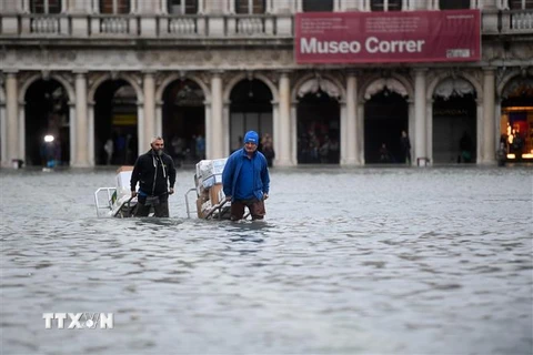 Cảnh ngập lụt sau mưa lớn tại Venice, Italy ngày 15/11/2019. (Ảnh: THX/TTXVN)