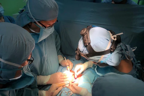Bác sỹ Bệnh viện Nhi đồng 1 Thành phố Hồ Chí Minh phẫu thuật tách rời 2 bé gái song sinh dính bụng ngày 2/10. (Ảnh: TTXVN phát)