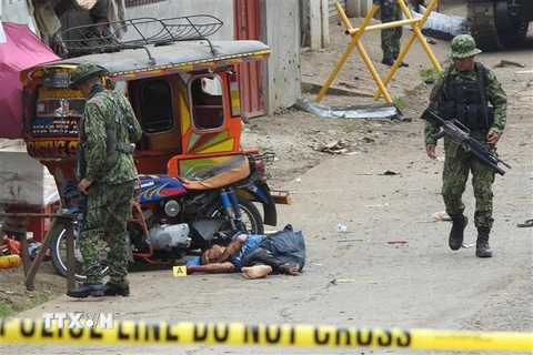 Binh sỹ Philippines điều tra tại hiện trường vụ đánh bom liều chết trên đảo Jolo ngày 28/6. (Ảnh: AFP/TTXVN)