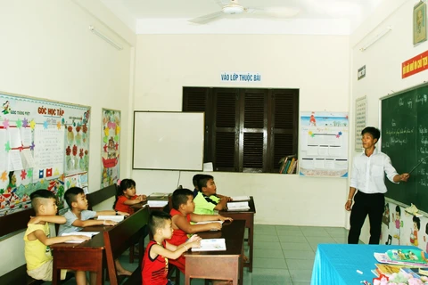 Một giờ học của học sinh lớp ghép trên đảo Song Tử Tây. (Ảnh: Trần Quang Vinh/TTXVN)