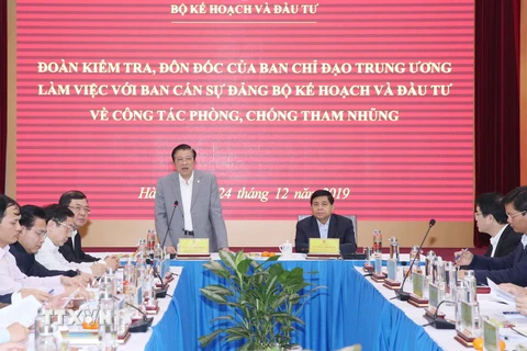 Đồng chí Phan Đình Trạc, Bí thư Trung ương Đảng, Trưởng Ban Nội chính Trung ương, Phó Trưởng Ban Thường trực Ban Chỉ đạo phòng, chống tham nhũng Trung ương phát biểu tại buổi làm việc. (Ảnh: Phương Hoa/TTXVN)