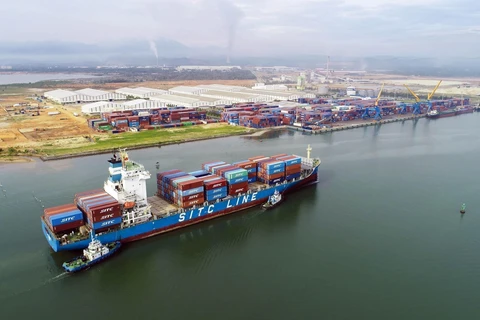Tàu 22.000 tấn vào bốc xếp hàng hóa tại cảng Chu Lai. (Ảnh: TTXVN)