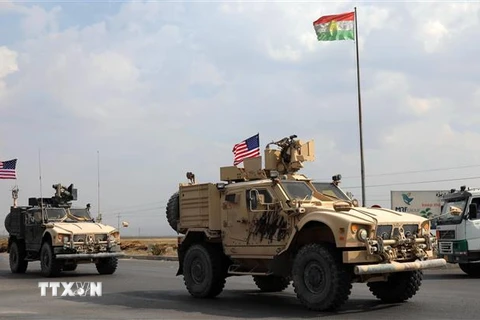 Đoàn xe của quân đội Mỹ di chuyển gần thị trấn Bardarash thuộc vùng Dohuk (Iraq) sau khi rút khỏi Syria, ngày 21/10/2019. (Ảnh: AFP/TTXVN)
