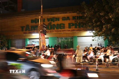 Hàng trăm cảnh sát phong toả bên ngoài bệnh viện Tâm Hồng Phước để truy bắt nhóm người đòi nợ ẩn náu bên trong. (Ảnh: Sỹ Tuyên/TTXVN)