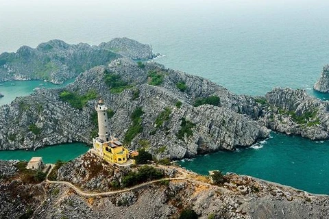 Những 'ngọn tháp bút' soi sáng biển khơi trên đảo Long Châu 