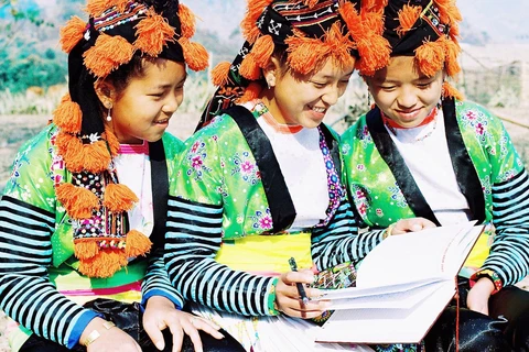 Phụ nữ Mông ở Điện Biên với những bộ trang phục tự thêu đặc sắc