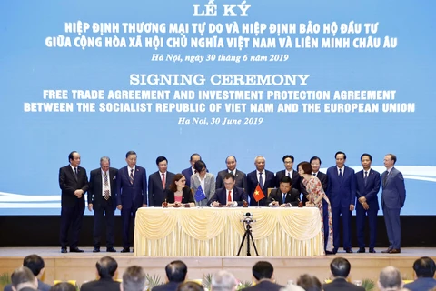 Thủ tướng Nguyễn Xuân Phúc chứng kiến Lễ ký Hiệp định Bảo hộ Đầu tư Việt Nam (EVIPA) giữa Việt Nam và Liên minh Châu Âu. (Ảnh: Thống Nhất/TTXVN)