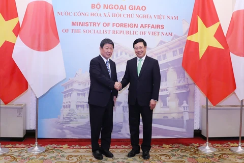 Phó Thủ tướng, Bộ trưởng Bộ Ngoại giao Phạm Bình Minh với Bộ trưởng Ngoại giao Nhật Bản Motegi Toshimitsu. (Ảnh: Lâm Khánh/TTXVN)