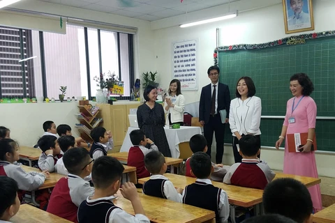 Phu nhân Bộ trưởng Bộ Ngoại giao Nhật Bản Motegi Emi thăm và giao lưu với các học sinh lớp tiếng Nhật của trường Tiểu học Chu Văn An (Hà Nội). (Ảnh: Nguyễn Cúc/TTXVN)