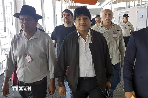 Cựu Tổng thống Bolivia Evo Morales (giữa) tới sân bay Ezeiza ở Buenos Aires, Argentina, ngày 12/12/2019. (Ảnh: AFP/ TTXVN)