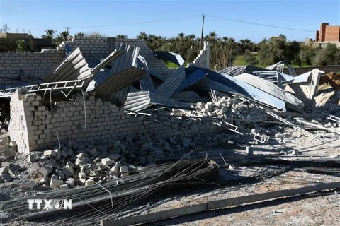 Hiện trường đổ nát sau một vụ không kích xuống Zawiya, Libya ngày 26/12/2019. (Ảnh: THX/TTXVN)
