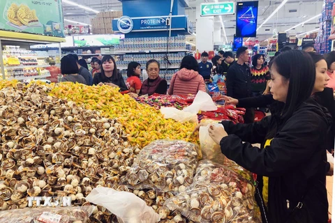 Khách hàng mua sắm hàng hóa tại hệ thống siêu thị Big C, do Tập đoàn Central Group (Thái Lan) làm chủ sở hữu. (Ảnh: Trần Việt/TTXVN)