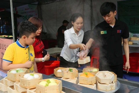 Đông đảo thực khách đến tham quan và thưởng thức món bánh bao xá xíu tại Lễ hội. (Ảnh: Thanh Vũ/TTXVN)