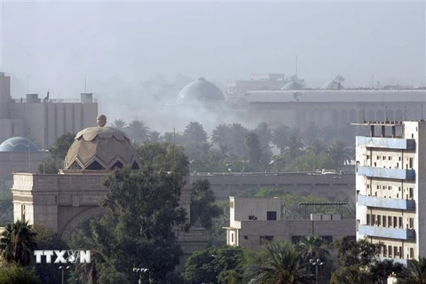 Khói bốc lên từ Vùng Xanh ở trung tâm Baghdad sau một vụ tấn công bằng rocket. (Ảnh: AFP/TTXVN)