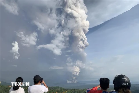 Núi lửa Taal nhả khói và phun tro bụi ngày 12/1/2020. (Ảnh: AFP/TTXVN)