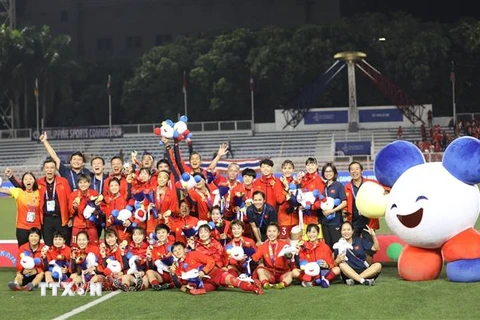 Đội tuyển nữ Việt Nam nhận Huy chương Vàng bóng đá nữ SEA Games 30. (Ảnh: TTXVN)