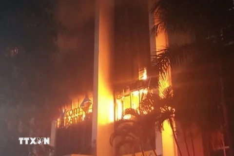 Đám cháy bùng phát tại tầng 2 tòa nhà, sau đó lan lên tầng 3 và các tầng tiếp theo. (Ảnh: Khiếu Tư/TTXVN)