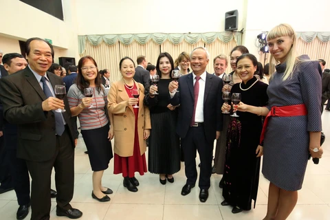 Các đại sứ, đại biện đại diện các nước, các tổ chức quốc tế và cácTổ chức phi chính phủ nước ngoài tại Việt Nam tại buổi gặp mặt. (Ảnh: Văn Điệp/TTXVN)