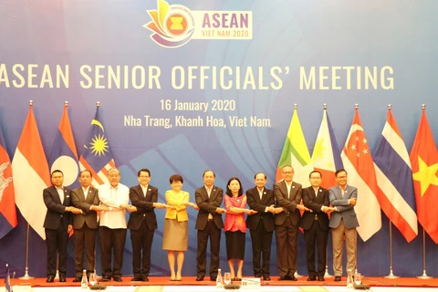 Trưởng SOM các nước ASEAN chụp ảnh lưu niệm. (Ảnh: Tiên Minh/TTXVN)