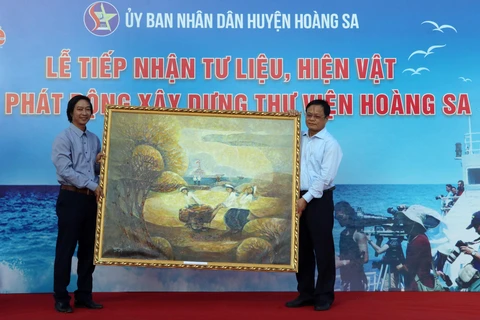 Các tổ chức, cá nhân trao tặng tư liệu, hiện vật cho Chủ tịch UBND huyện Hoàng Sa Võ ngọc Đồng. (Ảnh: Trần Lê Lâm/TTXVN)