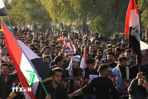 Tuần hành phản đối Mỹ và Iran, đồng thời kêu gọi Chính phủ cải cách toàn diện, tại thành phố Karbala, miền Trung Iraq ngày 10/1/2020. (Ảnh: AFP/TTXVN)