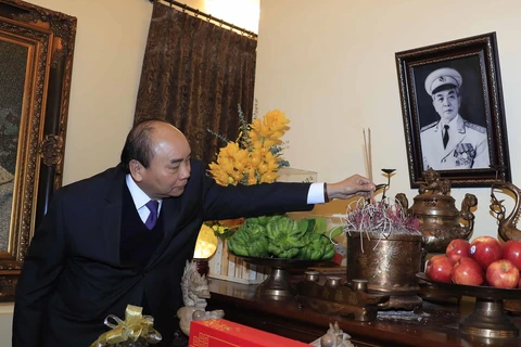 Thủ tướng Nguyễn Xuân Phúc đến dâng hương tưởng niệm Đại tướng Võ Nguyên Giáp. (Ảnh: Thống Nhất/TTXVN)