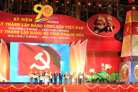 Lãnh đạo tỉnh Khánh Hòa trao huy hiệu 60 năm và 70 năm tuổi Đảng cho 10 đảng viên lão thành. (Ảnh: Nguyễn Dũng/TTXVN)