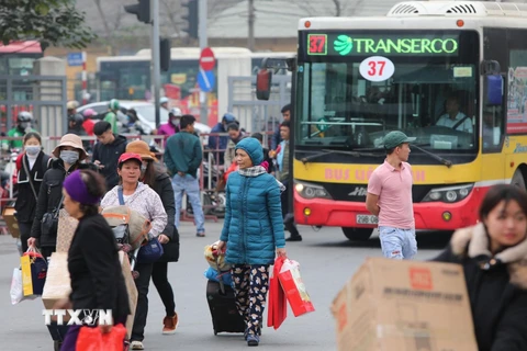 Hàng ngàn người dân sinh sống và làm việc tại Hà Nội bắt đầu rời thành phố về quê nghỉ Tết Canh Tý 2020. (Ảnh: Thành Đạt/TTXVN)