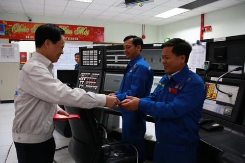 Phó Tổng Giám đốc Nguyễn Văn Hội thăm và chúc tết nhân sự vận hành tại Phòng Điều khiển trung tâm đêm giao thừa.