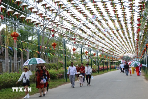 'Con đường nón lá' xác lập kỷ lục Guiness Việt Nam có chiều dài 400 mét, cao 7 mét, rộng 8 mét, sử dụng 19.500 kg sắt, treo 7.200 nón lá với 450 ngày công. (Ảnh: Chương Đài/TTXVN)