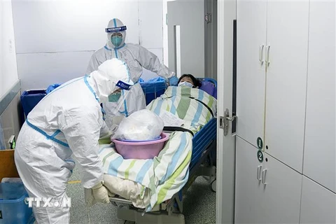 Chuyển bệnh nhân nhiễm chủng virus corona mới vào phòng chăm sóc đặc biệt tại bệnh viện Zhongnan, thành phố Vũ Hán, tỉnh Hồ Bắc, Trung Quốc ngày 24/1/2020. (Ảnh: THX/TTXVN)