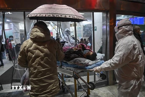 Nhân viên y tế chuyển bệnh nhân nhiễm virus corona mới gây bệnh viêm phổi tới bệnh viện ở Vũ Hán, tỉnh Hồ Bắc, Trung Quốc ngày 25/1/2020. (Ảnh: AFP/TTXVN)