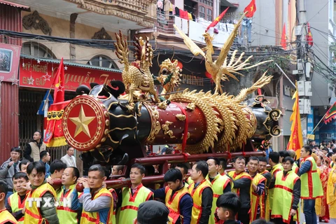 Nghi thức lễ hội rước pháo Đồng Kỵ (Bắc Ninh). (Ảnh: Đinh Văn Nhiều/TTXVN)
