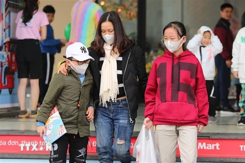 Nhiều người đeo khẩu trang đi chơi, mua sắm trước tình hình dịch virus corona. (Ảnh: Thành Đạt/TTXVN)
