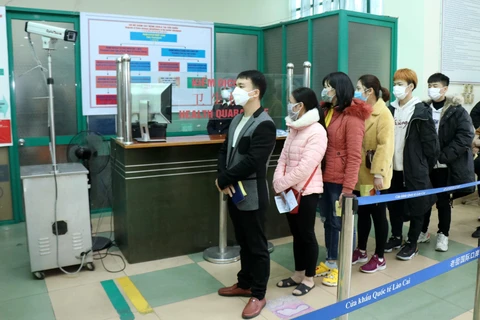 Tất cả các cư dân biên giới khi nhập cảnh vào Việt Nam đều phải qua kiểm tra hệ thống may soi thân nhiệt từ xa. (Ảnh: Quốc Khánh/TTXVN)