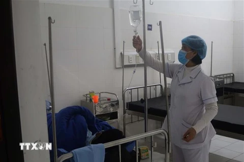 Một bệnh nhân nghi nhiễm nCoV đang được điều trị cách ly tại Khoa Truyền nhiễm, Bệnh viện Đa khoa tỉnh Cao Bằng. (Ảnh: Chu Hiệu/TTXVN.)