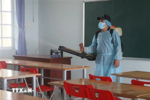 Các trường học trên địa bàn tỉnh Phú Yên thực hiện tiêu độc khử trùng khuôn viên, phòng học để đón học sinh trở lại trường sau kỳ nghỉ Tết. (Ảnh: Phạm Cường/TTXVN)