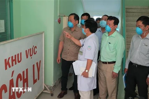 Lãnh đạo tỉnh Khánh Hòa kiểm tra khu vực điều trị bệnh nhân nhiễm virus Corona (nCoV) ở Bệnh viện Bệnh nhiệt đới sáng 2/2. (Ảnh: Phan Sáu/TTXVN)