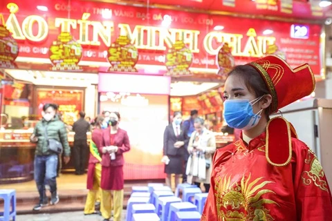 Do lo sợ dịch bệnh viêm đường hô hấp cấp do chủng virus corona mới (2019-nCoV), các cửa hàng vàng đều đồng loạt trang bị cho nhân viên và các khách hàng đến mua vàng. (Ảnh: Minh Sơn/Vietnam+)