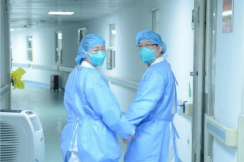 Cặp vợ chồng bác sỹ Trung Quốc cùng nhau chiến đấu chống lại virus corona mới. (Nguồn: Vietnam+)