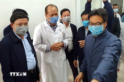 Phó Thủ tướng Vũ Đức Đam kiểm tra công tác phòng, chống dịch nCoV tại Quảng Ninh. (Ảnh: TTXVN)