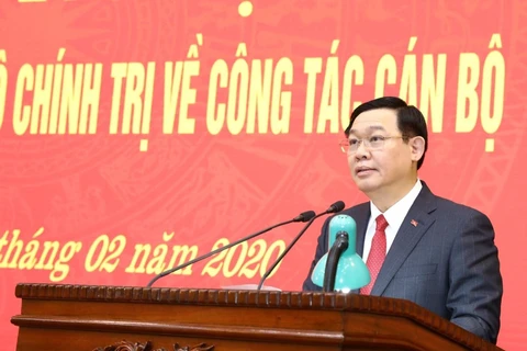 Ủy viên Bộ Chính trị, Bí thư Thành ủy Hà Nội Vương Đình Huệ phát biểu tại lễ trao quyết định. (Ảnh: Văn Điệp/TTXVN)
